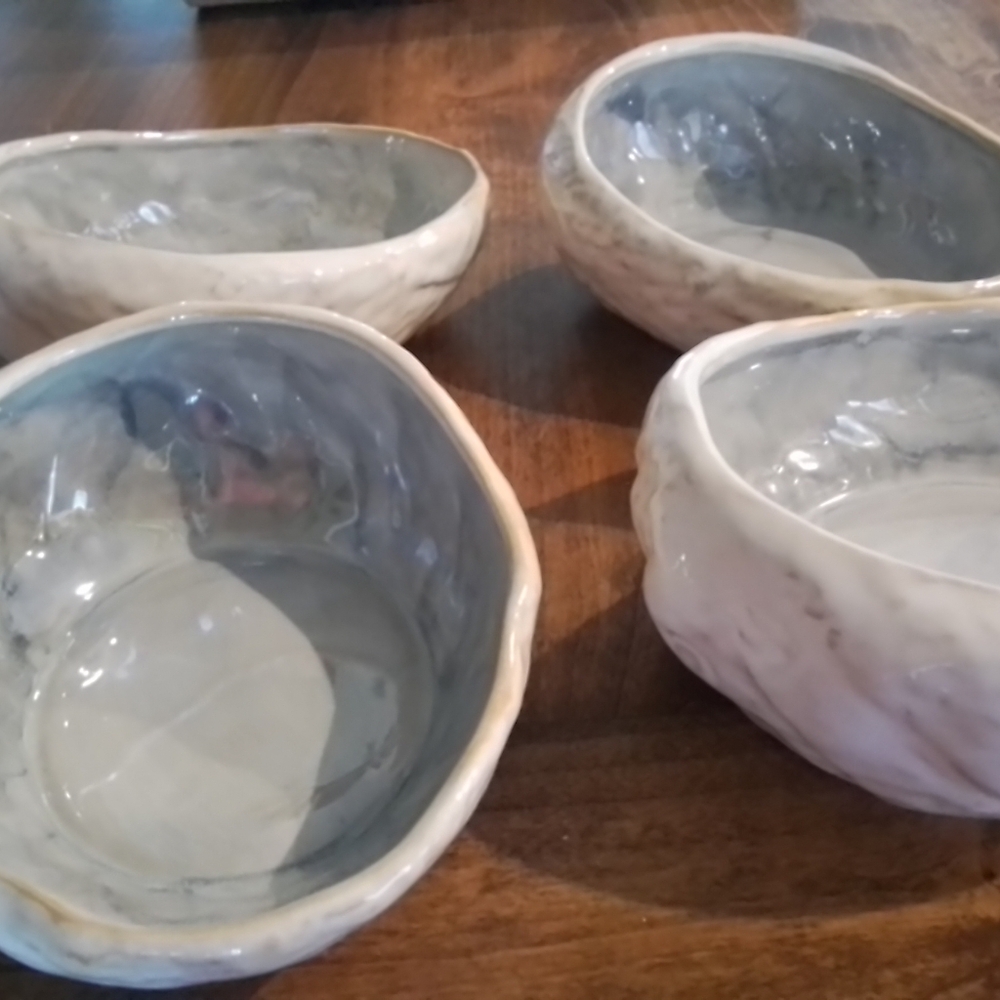 4 OYSTER SHAPED POTTER BARN SALAD BOWLS - Picture 7 of 10